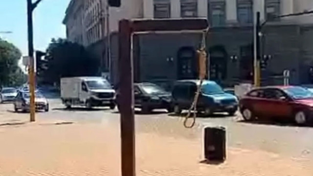 Отвратителна гледка: Бесилка в центъра на София, поставена след протеста на ППДБ