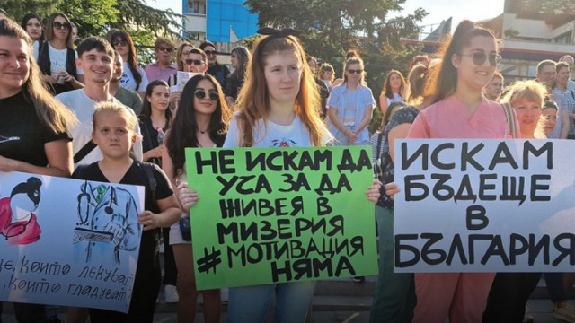 Младите медици подновяват протестите заради заплатите, предлаганият ръст е "подигравка"