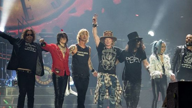 Басистът на Guns N' Roses се оплака от кетъринга на концерта в София