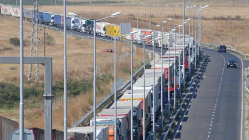 Ограничават движението на камиони над 20 тона в осем области у нас
