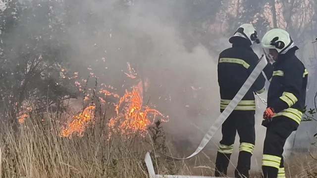 Продължава работата по потушаването на пожара и край тополовградските села