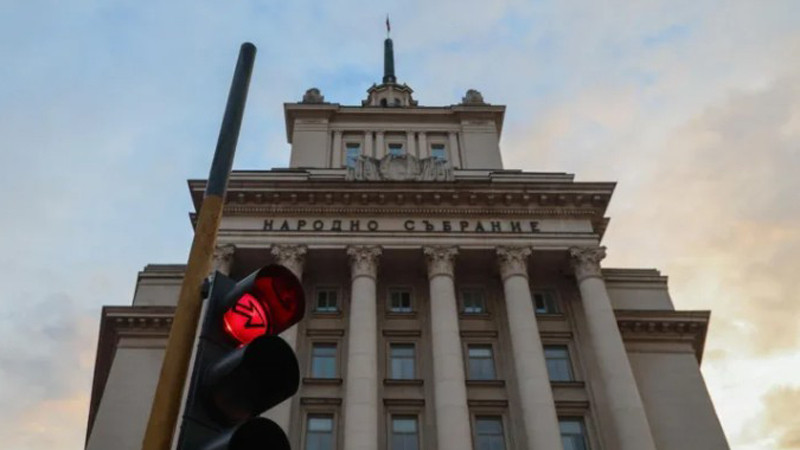 Делян Пеевски внесе в НС предложението за закриване на КПК