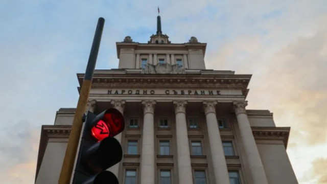 Делян Пеевски внесе в НС предложението за закриване на КПК