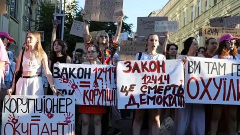 В Киев се възмущават, че "прогнили соросоиди бунят плакатен Майдан за радост на Путин"