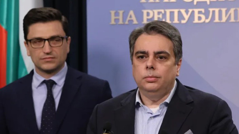 Асен Василев: Няма обединение с ГЕРБ, Радев гледа към Москва