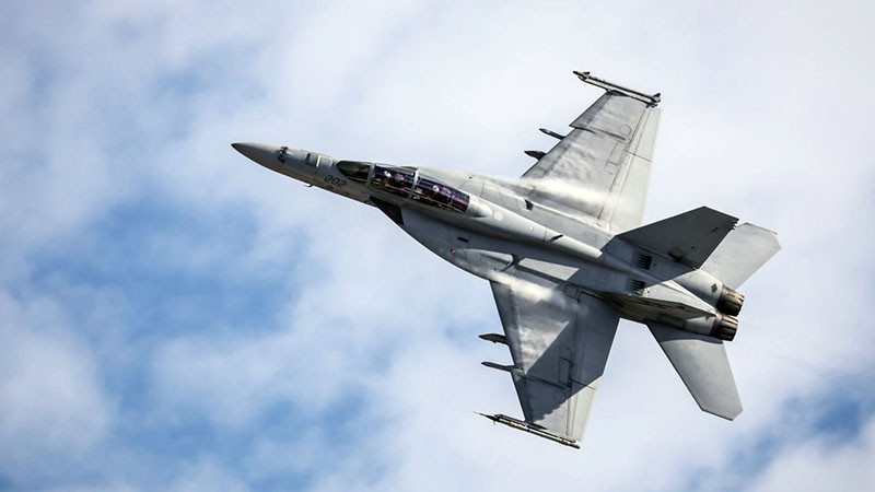 Испански F/A-18 Hornet опасно прелетя на метри от плажуващи (ВИДЕО)