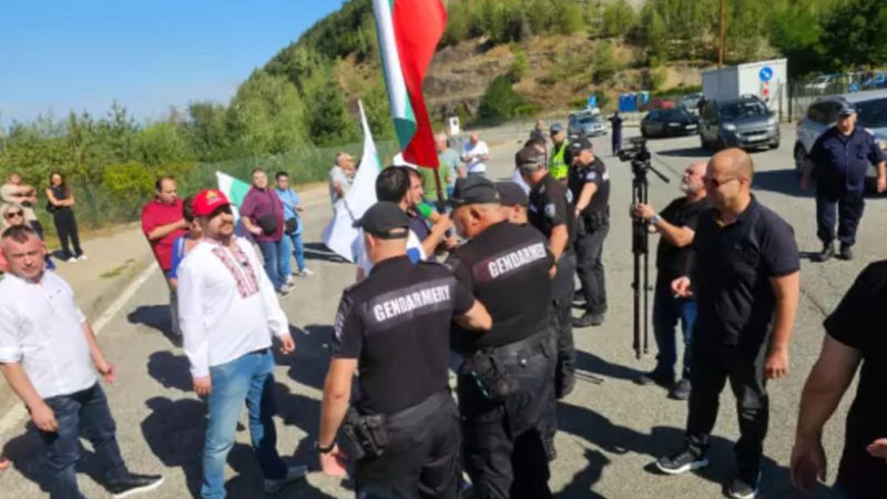 Протестиращи се опитаха да блокират движението през прохода Маказа, полицията ги спря