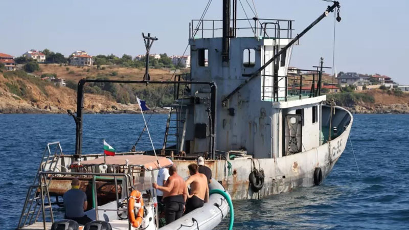 Радев отново във водолазен костюм: Пръв се гмурна до потопения риболовен кораб „Чавдар“