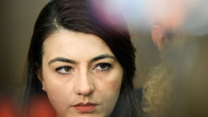 Лена Бориславова плаши със сигнали навън, ако властите тук не уйдисат на желанията на ПП-ДБ
