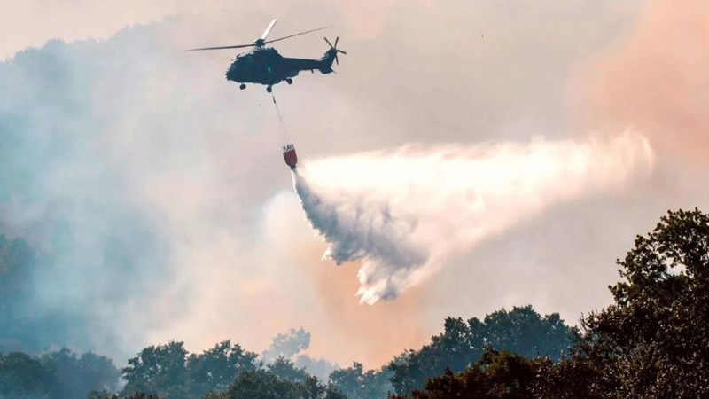 Вертолети "Кугар" се включиха в потушаването на пожара до Сунгурларе