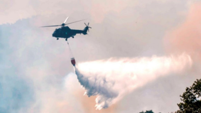 Екипажи на вертолети Cougar и Black Hawk помагат за гасенето на пожарите в област Бургас
