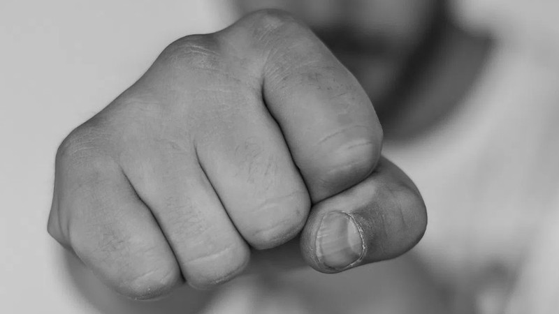 Психично болен преби служителка на БДЖ