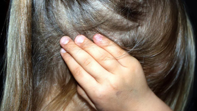 13-годишно момиче рита, скубе и бие друго дете