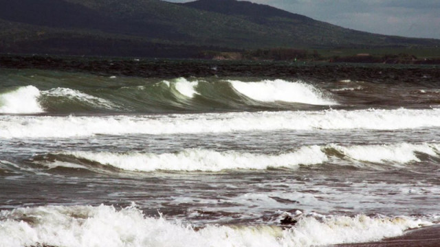Двуметрови вълни в Бургас - какви опасности крие морето