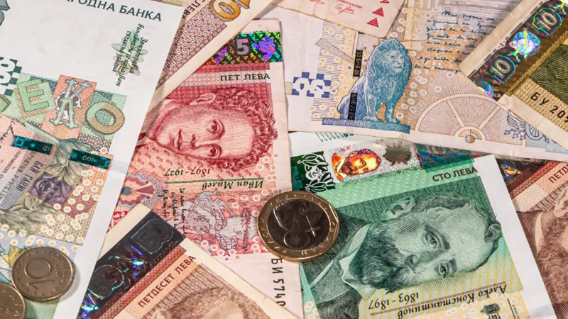 Възрастен мъж даде около 5000 лв. на мним полицейски служител