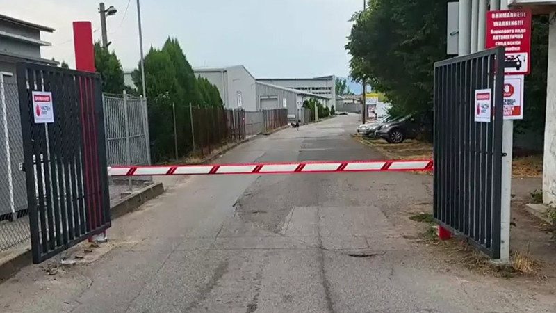 Улица в Божурище се оказа с бариера, таксуват коли и пешеходци за преминаване