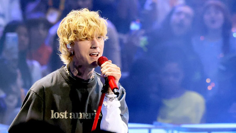 Machine Gun Kelly смята, че е наполовина извънземен: „Не знам дали възрастта ми съществува“