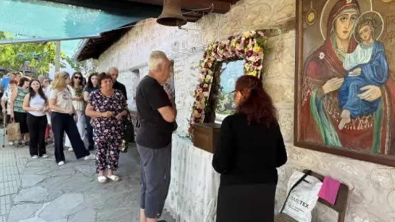 Стотици се поклониха пред иконата на Плачещата Богородица в Арбанаси