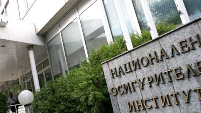 Средният осигурителен доход за юни т.г. е по-висок от м.г. с близо 100 лева