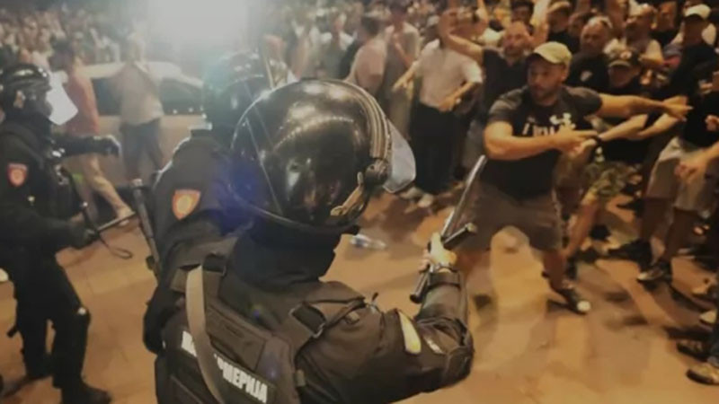 Сблъсъци в Сърбия: 42 ранени полицаи, арестувани са 37 протестиращи