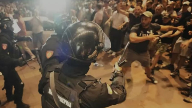 Сблъсъци в Сърбия: 42 ранени полицаи, арестувани са 37 протестиращи