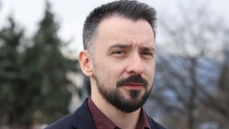 Кристиян Шкварек: Не ви ли е малко тъпичко?