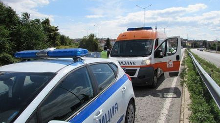 След катастрофа, автомобил се качва на тротоара и удря пешеходец