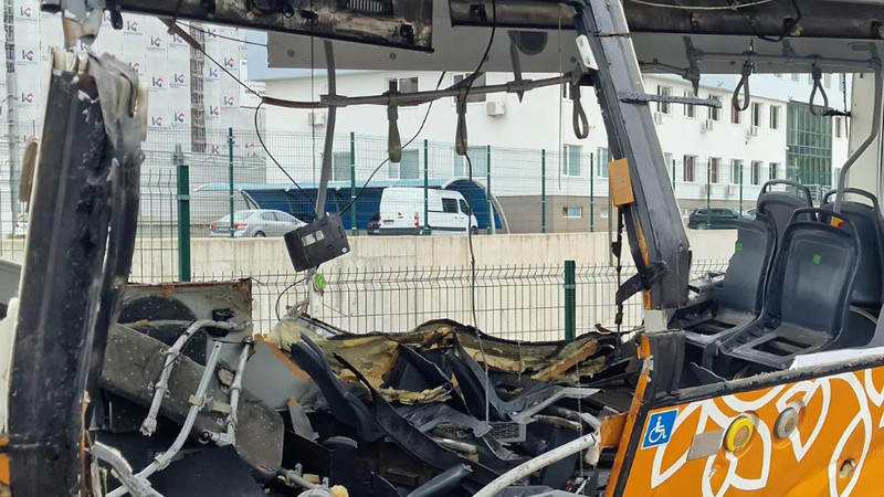 Оперираха шофьора на автобуса, в който се вряза кола