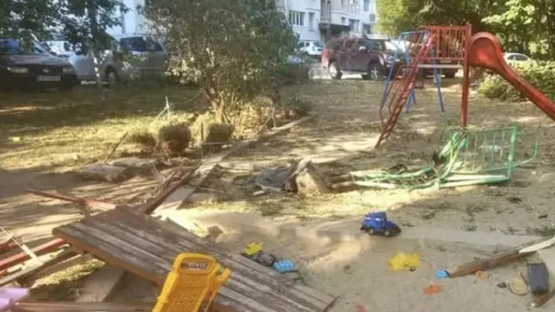 Поредна гонка с пиян шофьор завърши с разрушаването на детска площадка