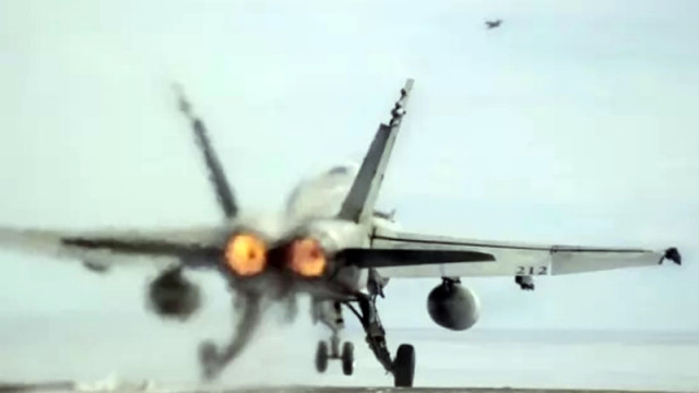 Американски изтребител експлодира на летище в Малайзия