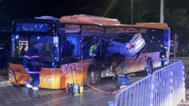 Оперираха в "Пирогов" 18-годишното момиче, ранено при удара на кола в автобус в София