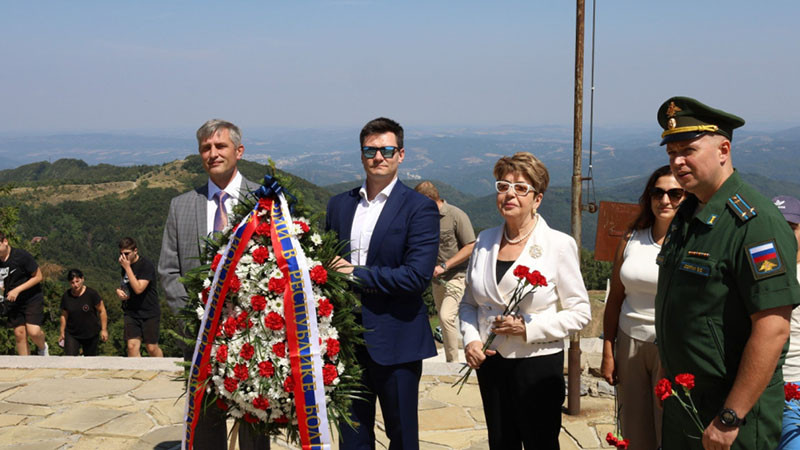 Митрофанова положи цветя на Паметника на свободата за 148 години от Шипченската епопея