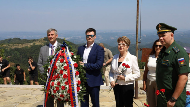 Митрофанова положи цветя на Паметника на свободата за 148 години от Шипченската епопея