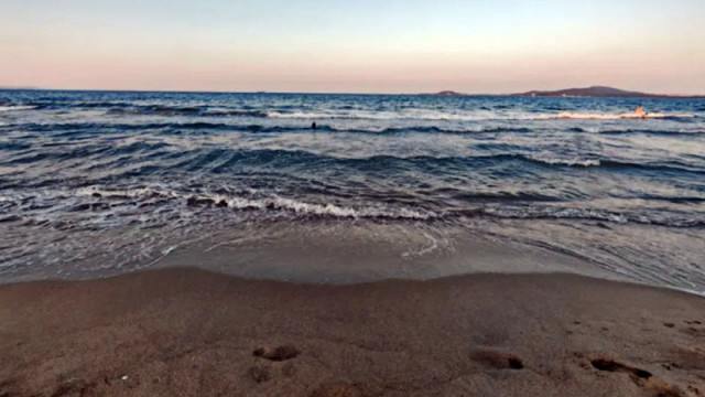 Яхта се обърна в морето край Бургас, капитанът е спасен