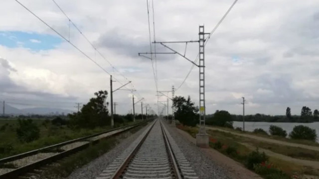 Фирма с 5 души и загуба от 77 хил. лв. блокира ключовата жп връзка със Северна Македония