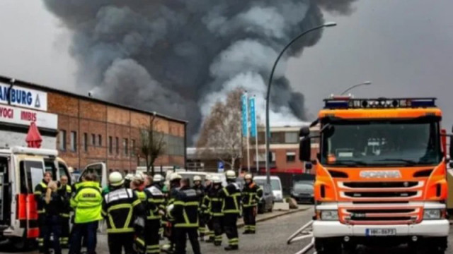 Голям пожар е избухнал на пристанището в Хамбург