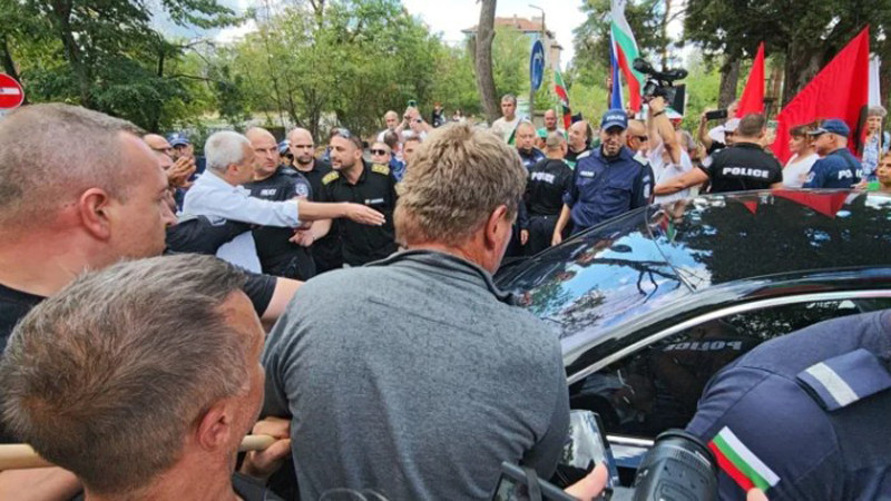 Протестиращ бе задържан след пререкания пред портала на ВМЗ-Сопот