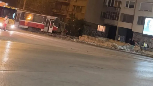 Траймвай дерайлира, разби подлез и помете няколко коли в София