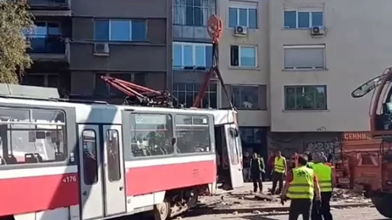 Преместиха трамвая, забил се в подлез в София