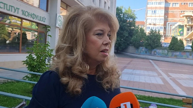 Йотова: Кабинетът да открие и накаже виновния, информирал ЕК за GPS-а на Фон дер Лайен