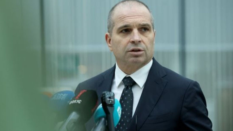 Инцидент с колата на вицепремиера Караджов, боклукчийски камион удари паркирания автомобил на НСО