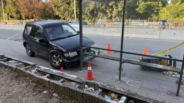 Джип се вряза в спирка в Аспарухово