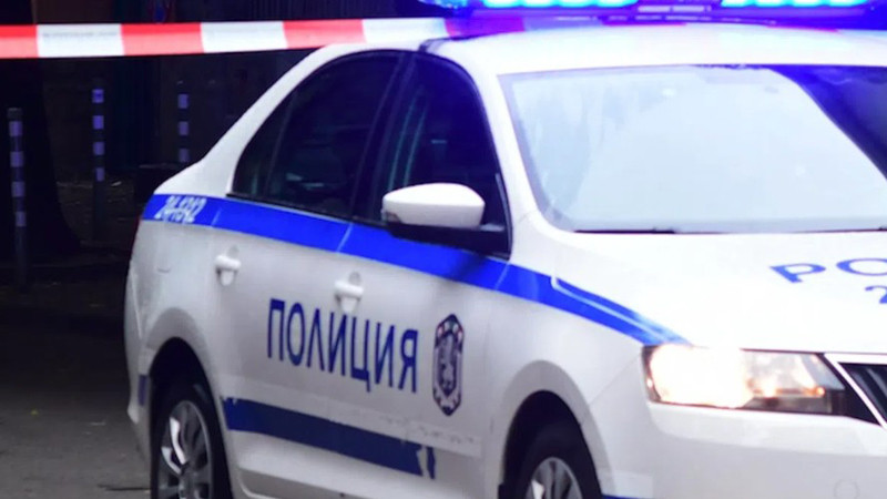 Психично болен счупи стъкло с главата си. Мъж опита да го спре като го удари с дърво