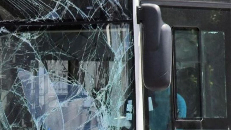 Пиян пътник налетя на бой на шофьор на автобус в Бургас, счупи предната врата и избяга