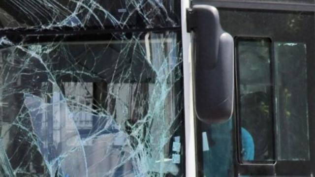 Пиян пътник налетя на бой на шофьор на автобус в Бургас, счупи предната врата и избяга