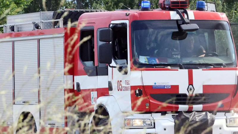Голям пожар на паркинг в Елин Пелин