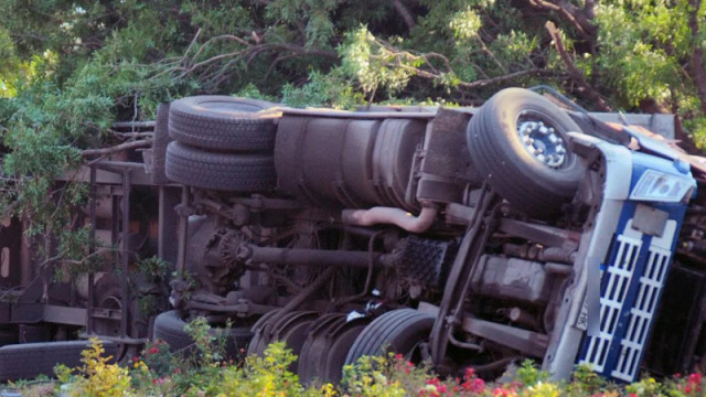 На шофьор му прилошало по време на път, катастрофирал с камиона си