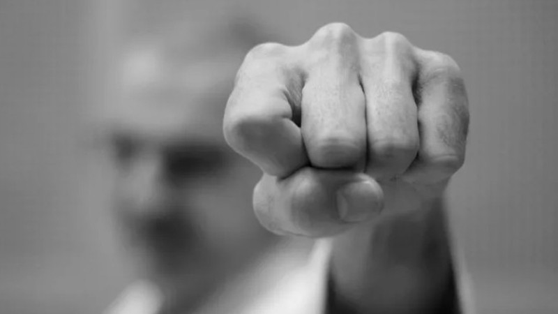 Мъж нападна, би майка си и заплаши нейната съседка