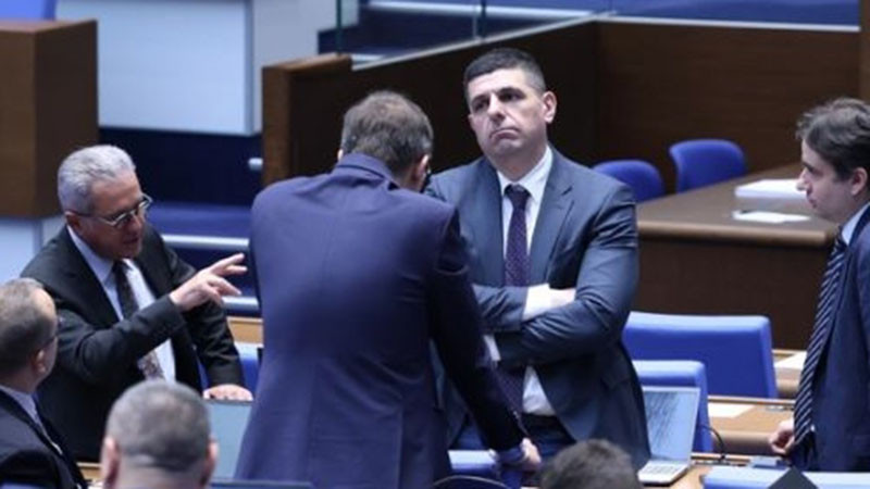 Игра на вотове: Напрежение в опозицията - кой кого ще подкрепи срещу кабинета