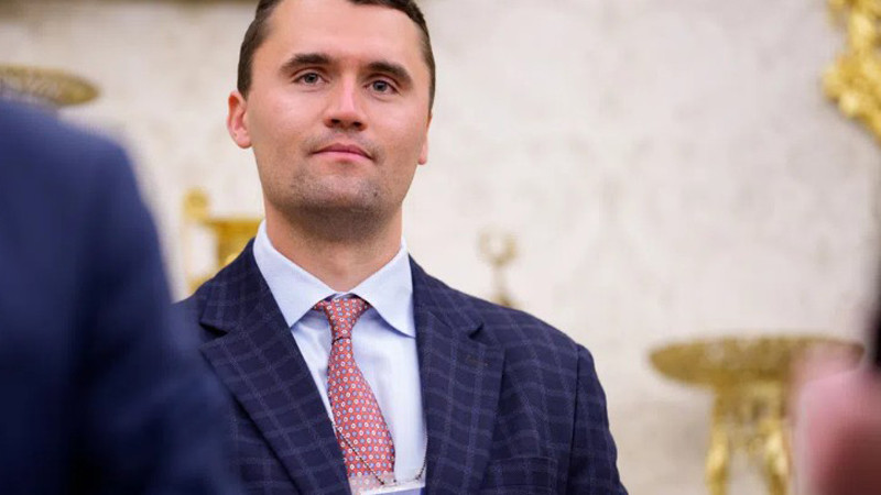 Стотици присъстваха на бдение в памет на Чарли Кърк в Лондон